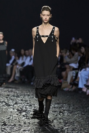 نقشة البولكا دوت تعود بقوة في موسكينو خريف وشتاء 2025