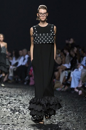 نقشة البولكا دوت تعود بقوة في موسكينو خريف وشتاء 2025