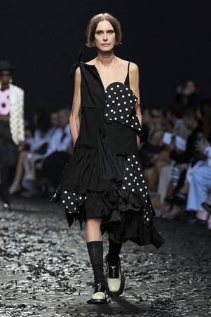 نقشة البولكا دوت تعود بقوة في موسكينو خريف وشتاء 2025