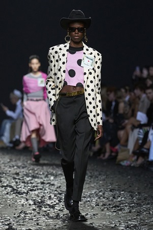 نقشة البولكا دوت تعود بقوة في موسكينو خريف وشتاء 2025