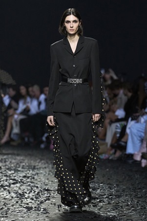 نقشة البولكا دوت تعود بقوة في موسكينو خريف وشتاء 2025