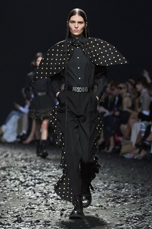 نقشة البولكا دوت تعود بقوة في موسكينو خريف وشتاء 2025