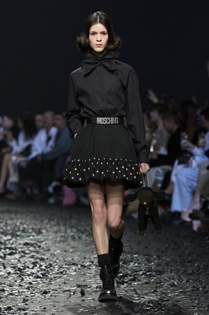 نقشة البولكا دوت تعود بقوة في موسكينو خريف وشتاء 2025