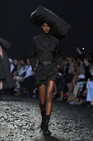 نقشة البولكا دوت تعود بقوة في موسكينو خريف وشتاء 2025