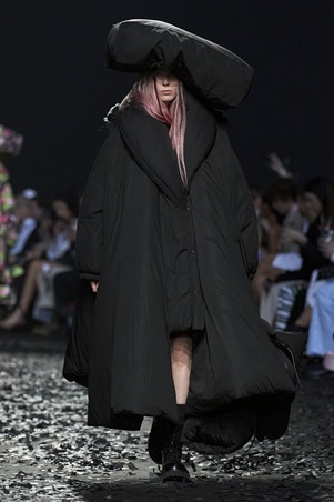 نقشة البولكا دوت تعود بقوة في موسكينو خريف وشتاء 2025