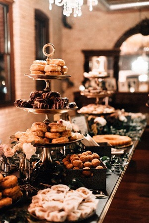 إليكِ أفكار أصناف طعام تناسب بوفيه حفل زفاف شتوي