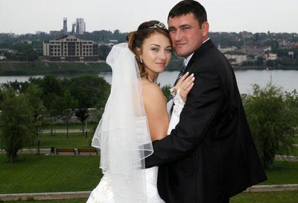 اقترب موعد الزفاف ... كيف وبماذا تبدئين؟