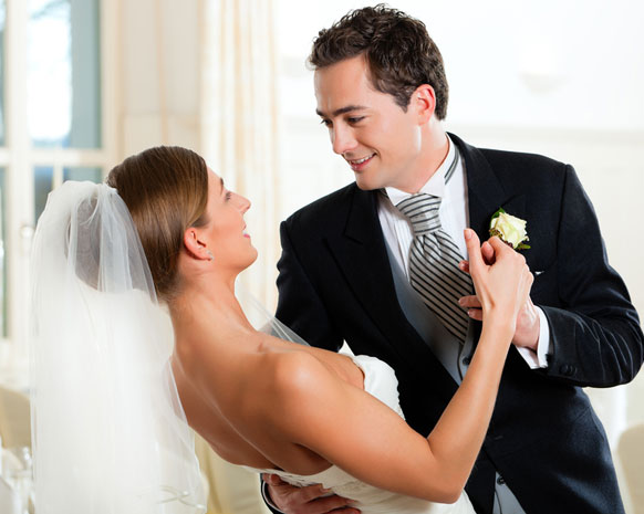 الزواج برجل أصغر سنًا: له إيجابياته أيضًا فتعرّفي إليها؟