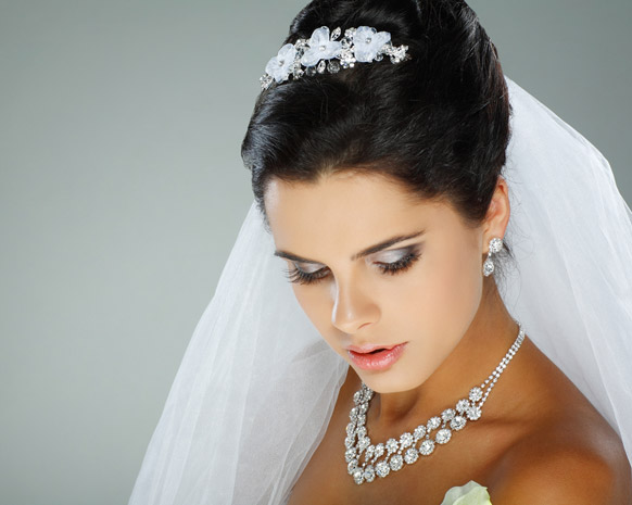 عروس؟ إليكِ خطوات ضمان تسريحة شعر مميّزة لزفافك 