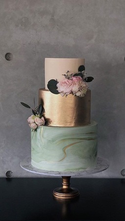 الألوان المعدنية تضفي لمسة من الفخامة والأناقة على كعكة زفافك