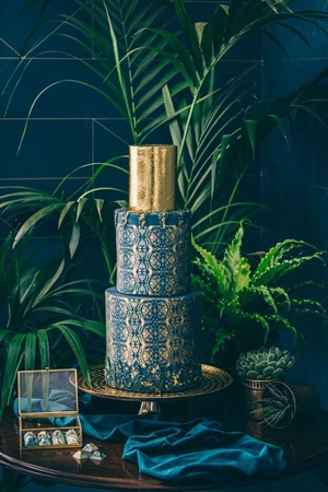 الألوان المعدنية تضفي لمسة من الفخامة والأناقة على كعكة زفافك