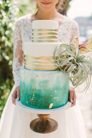 الألوان المعدنية تضفي لمسة من الفخامة والأناقة على كعكة زفافك