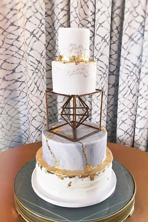 الألوان المعدنية تضفي لمسة من الفخامة والأناقة على كعكة زفافك