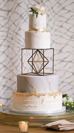 الألوان المعدنية تضفي لمسة من الفخامة والأناقة على كعكة زفافك