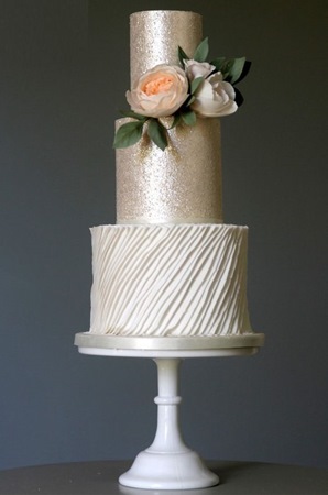 الألوان المعدنية تضفي لمسة من الفخامة والأناقة على كعكة زفافك