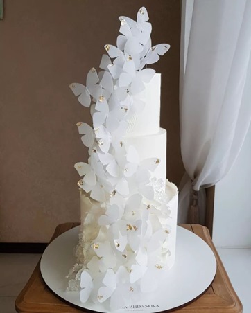 الفراشات اختيار رقيق ومرح لتزيين كعكة حفل زفافك