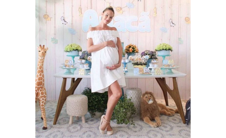 Candice Swanepoel ترّد على التعليقات السيئة: أنا أمّ ولا أخجل بجسمي