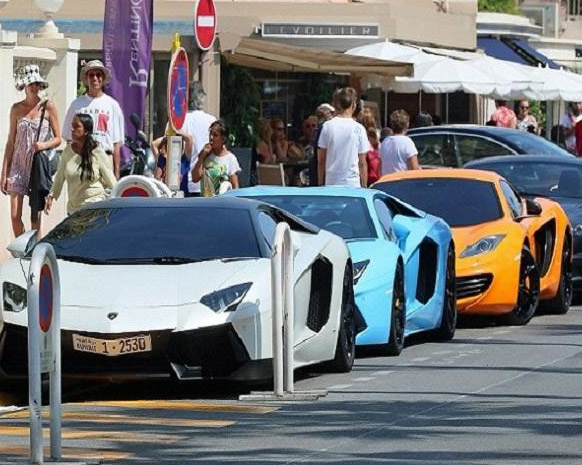 بالصور: سيارات الخليجيين تغزو 