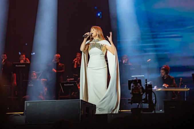 رسالة ابنة كارول سماحة لها قبل حفلاتها