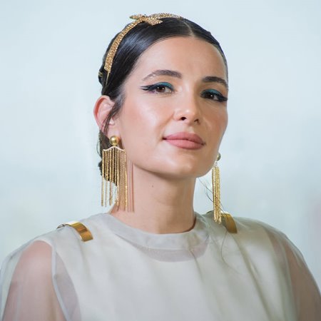 سر إطلالة شام الذهبي الفرعونية واتجاهها لملابس أكثر أنوثة