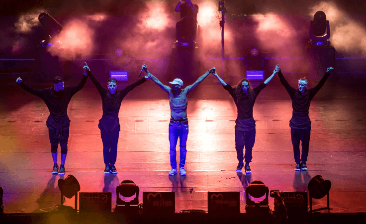 إستعراضات كريس براون تخطف الأنظار في الليلة الأولى من 