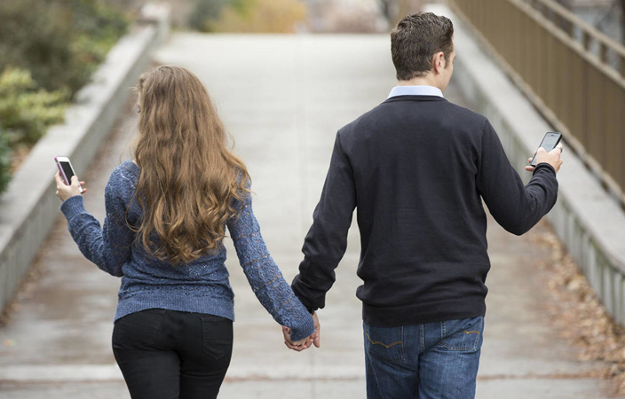 هاتفك قد يدمّر حياتك الزوجية.. إليكِ العلامات