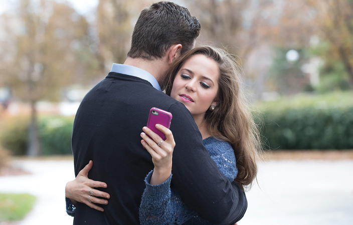 هاتفك قد يدمّر حياتك الزوجية.. إليكِ العلامات