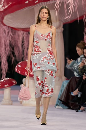 خفّة جديدة تعيد تعريف الكوتور في عرض شانيل