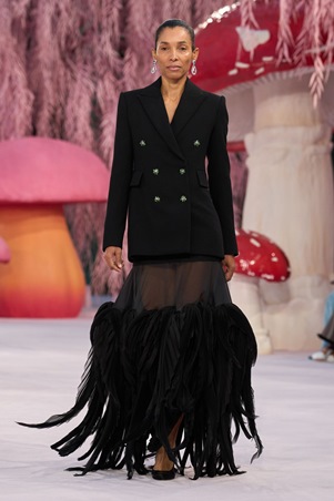 خفّة جديدة تعيد تعريف الكوتور في عرض شانيل