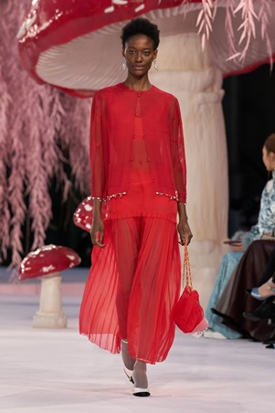 خفّة جديدة تعيد تعريف الكوتور في عرض شانيل