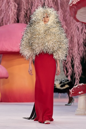 خفّة جديدة تعيد تعريف الكوتور في عرض شانيل