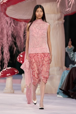 خفّة جديدة تعيد تعريف الكوتور في عرض شانيل