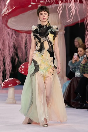 خفّة جديدة تعيد تعريف الكوتور في عرض شانيل