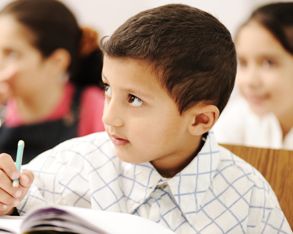 كيف تساعدين طفلك على الاستقرار في مدرسة جديدة؟ 
