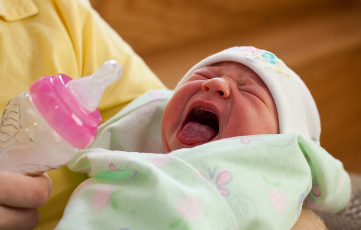 طفلك يعاني من الإمساك؟ إليكِ الأسباب المحتملة