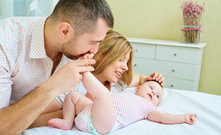 أخطاء يقع فيها الأب مع طفله الدارج.. تعرّفي إليها