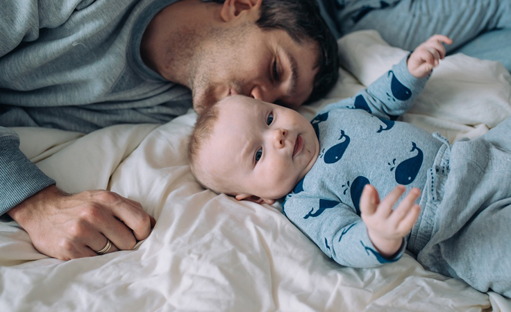 أخطاء يقع فيها الأب مع طفله الدارج.. تعرّفي إليها