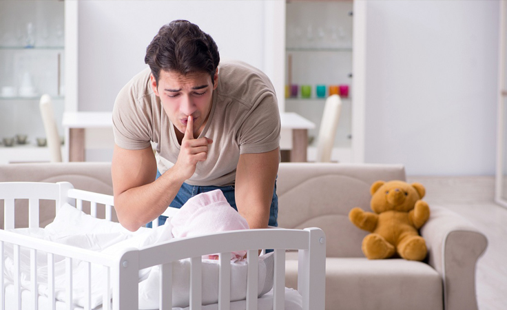 أخطاء يقع فيها الأب مع طفله الدارج.. تعرّفي إليها