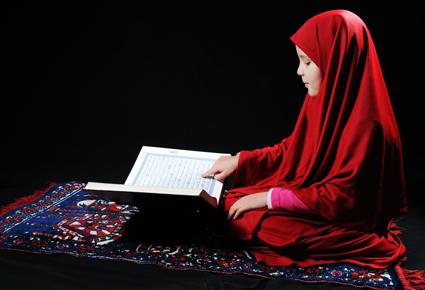 تشجيع طفلك على قراءة القرآن مسؤوليتك الأولى في رمضان