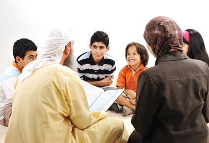 تشجيع طفلك على قراءة القرآن مسؤوليتك الأولى في رمضان