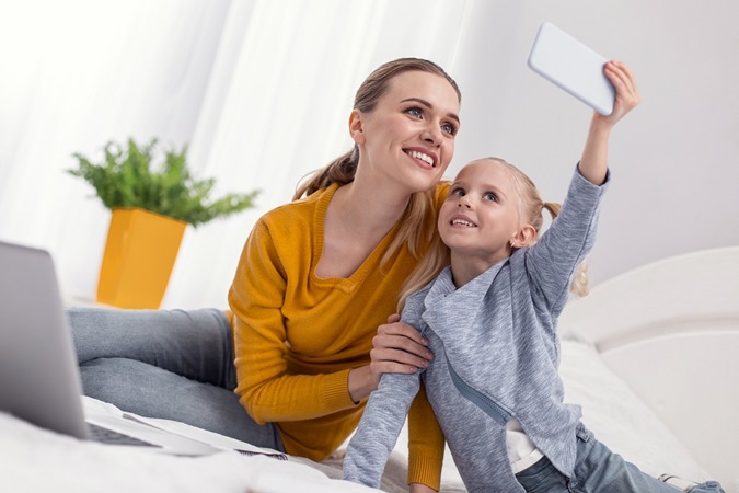 إليكِ علامات الذكاء الاجتماعي للطفل