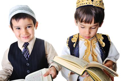 تشجيع طفلك على قراءة القرآن مسؤوليتك الأولى في رمضان
