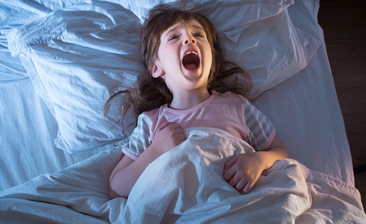 9 طرق للتعامل مع كوابيس ومخاوف طفلك