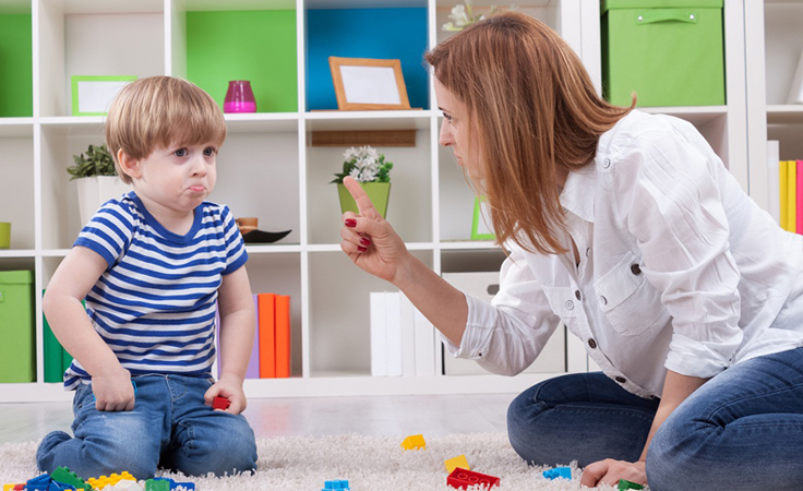 7 طرق للتعامل مع الأمور المحرجة التي يقولها طفلك