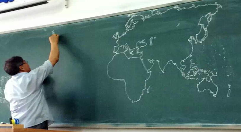 بالفيديو: لن تُصدّقي ما فعله هذا الأستاذ بطالبته داخل الفصل الدراسي