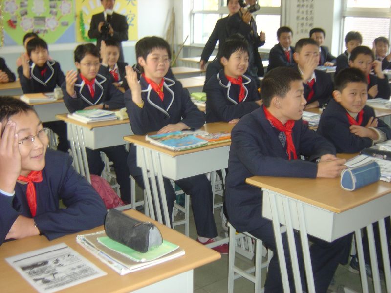 بالفيديو: لن تُصدّقي ما فعله هذا الأستاذ بطالبته داخل الفصل الدراسي