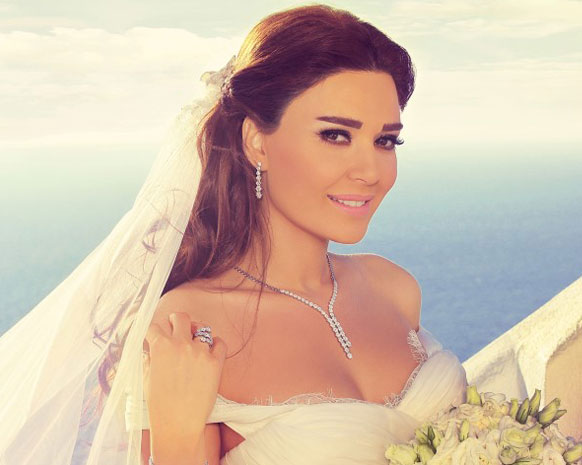 ماذا فعل زوج سيرين عبد النور وابنتها في أحد المتاجر؟