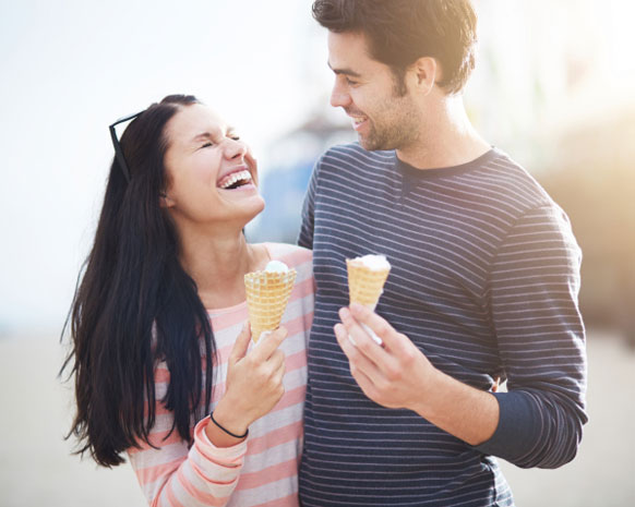 إشارات تدلك على أن هذا الرجل معجب بكِ
