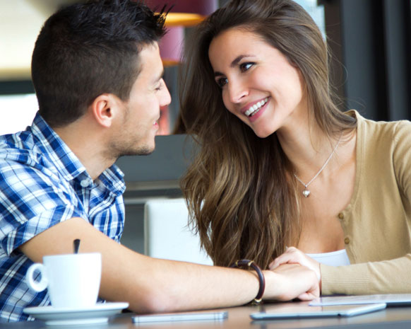 إشارات تدلك على أن هذا الرجل معجب بكِ