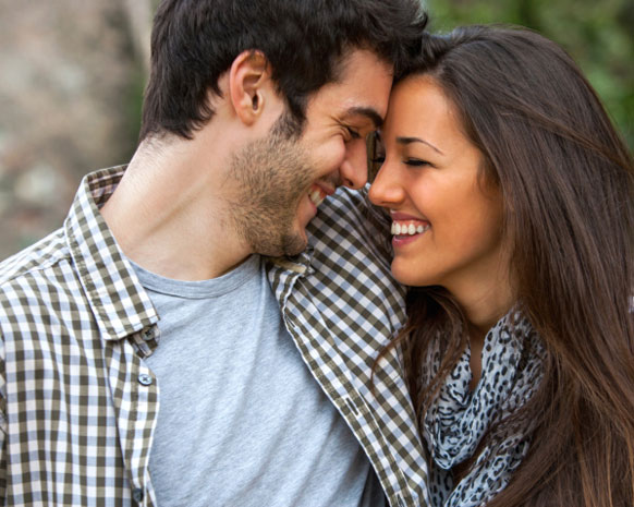 إشارات تدلك على أن هذا الرجل معجب بكِ